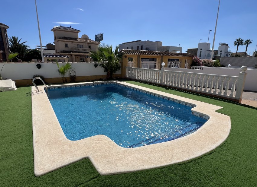 Resale - Villa - Orihuela Costa - La Zenia