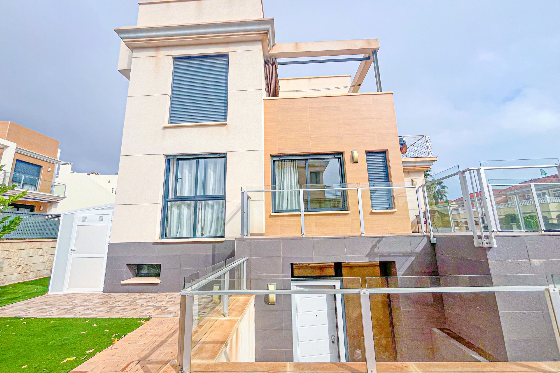 Resale - Villa * - Orihuela Costa - La Zenia *