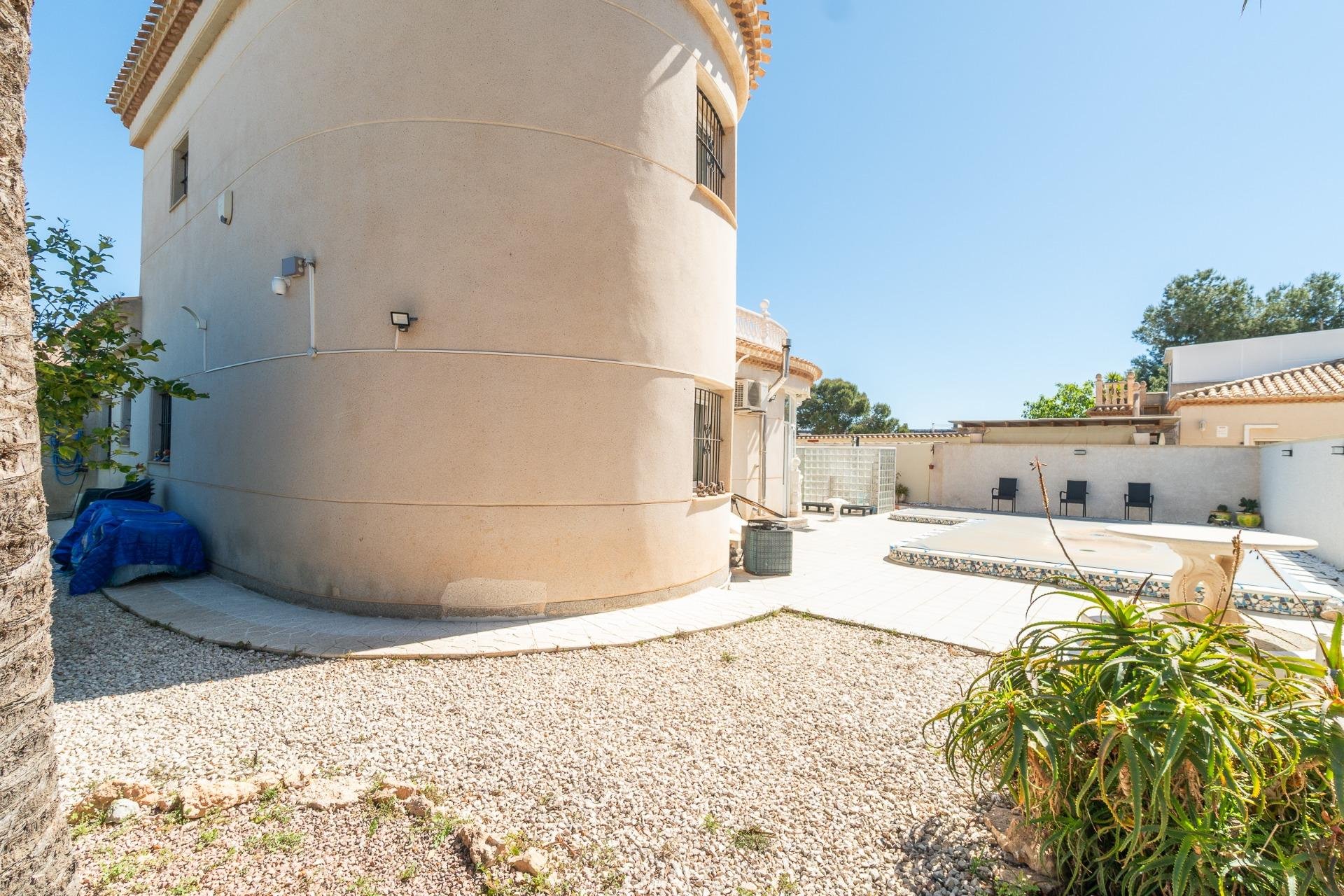 Resale - Villa * - Orihuela Costa * - La Zenia *