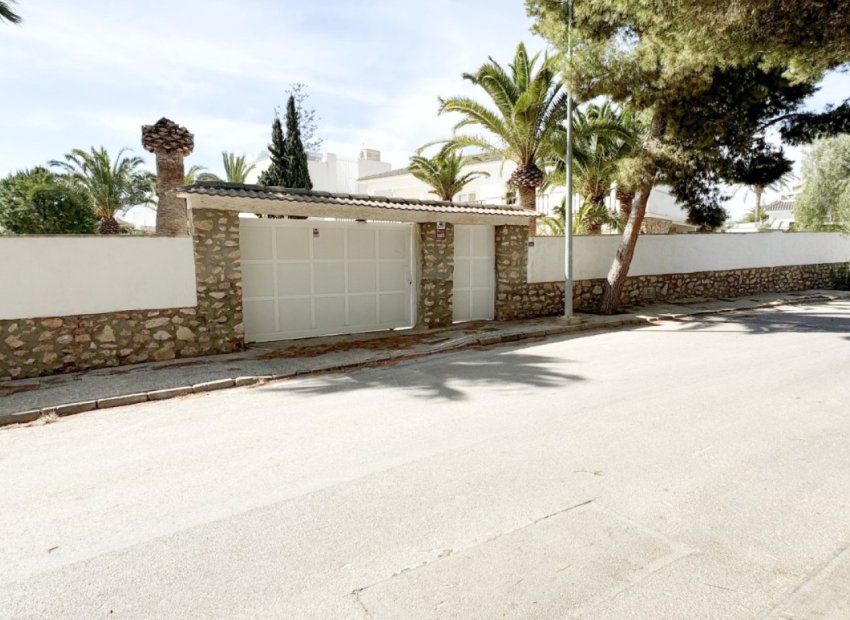 Resale - Villa - Orihuela Costa - La Zenia