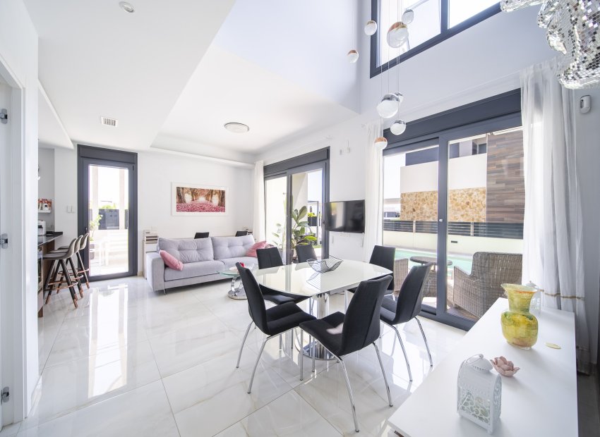 Resale - Villa * - Orihuela Costa - Lomas de Cabo Roig *