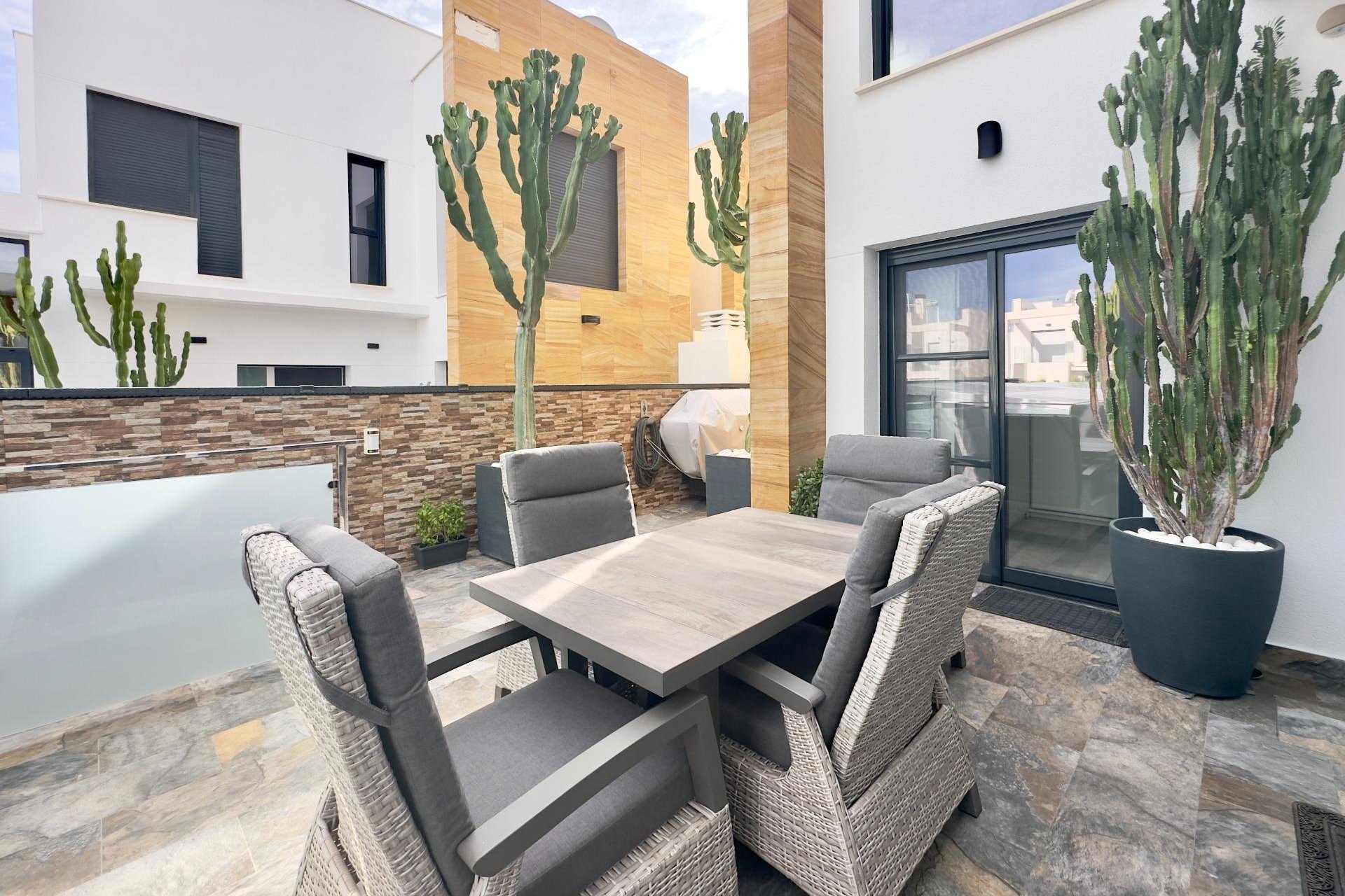 Resale - Villa * - Orihuela Costa * - Lomas de Cabo Roig *