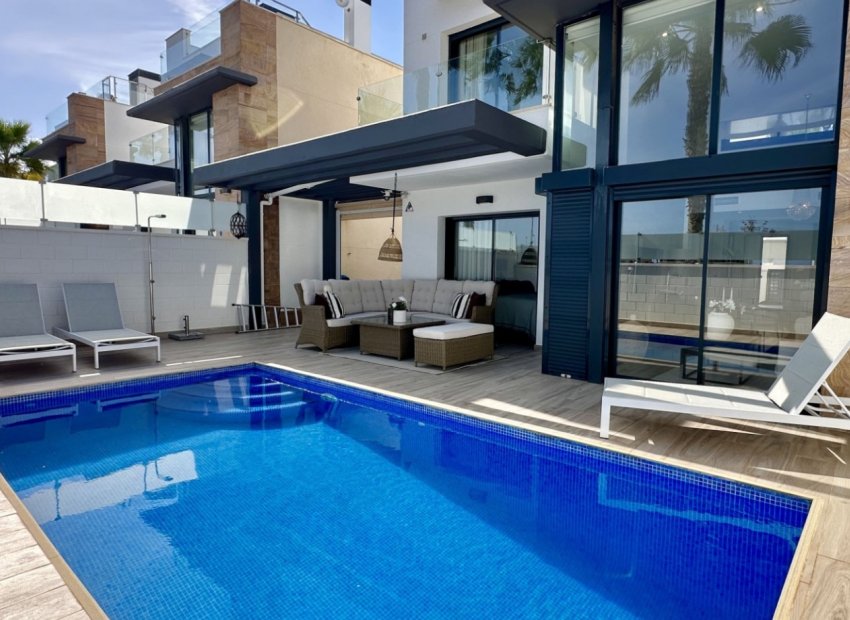 Resale - Villa * - Orihuela Costa * - Lomas de Cabo Roig *