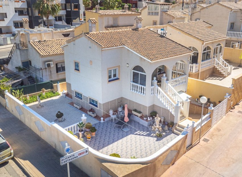 Resale - Villa * - Orihuela Costa * - Los Altos
