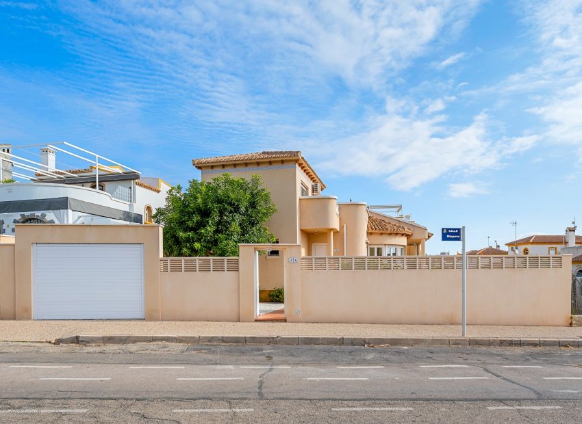 Resale - Villa - Orihuela Costa - Los Dolses*