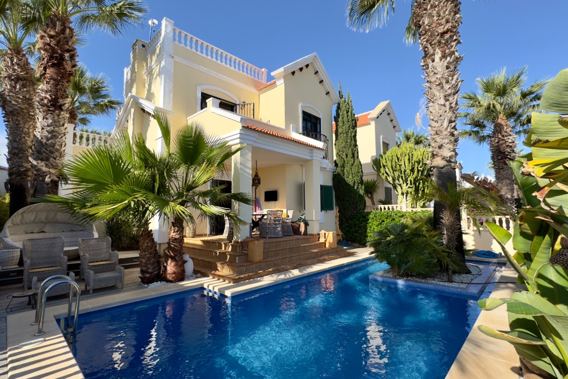 Resale - Villa * - Orihuela Costa * - Los Dolses*