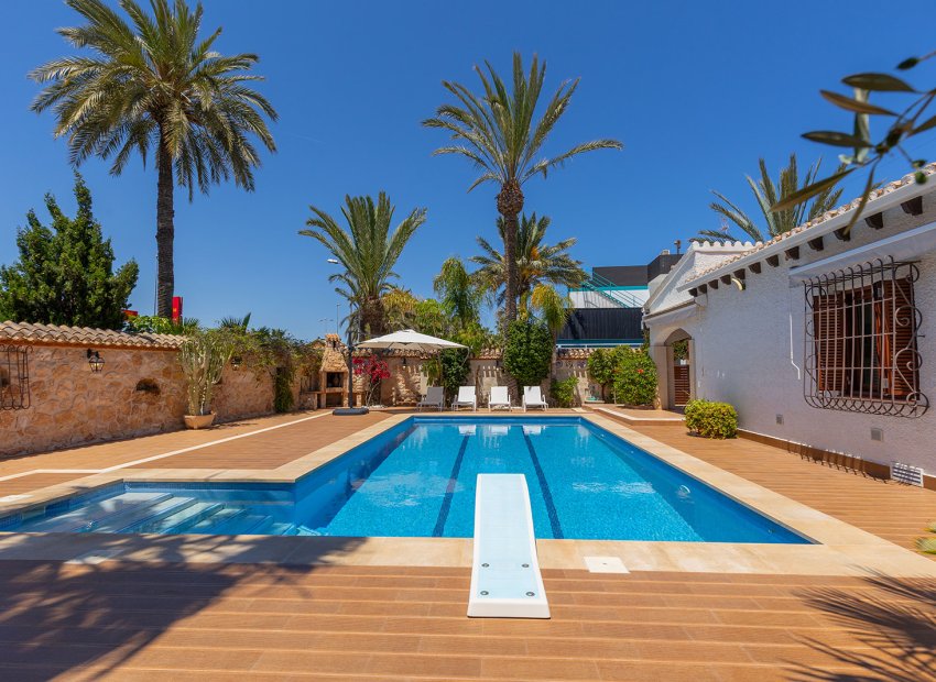 Resale - Villa * - Orihuela Costa - Punta Prima *