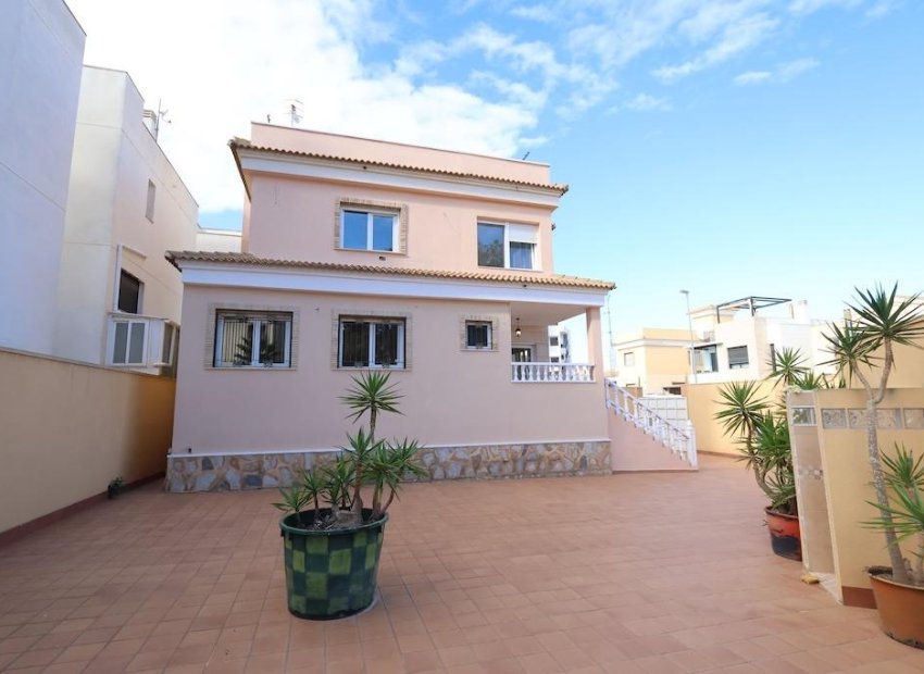 Resale - Villa * - Orihuela Costa * - Villamartín * 
