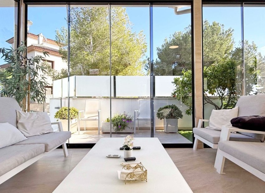 Resale - Villa * - Orihuela Costa * - Villamartín * 