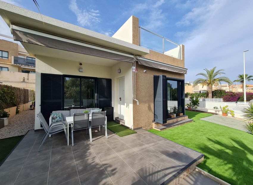 Resale - Villa * - Orihuela - La Zenia *