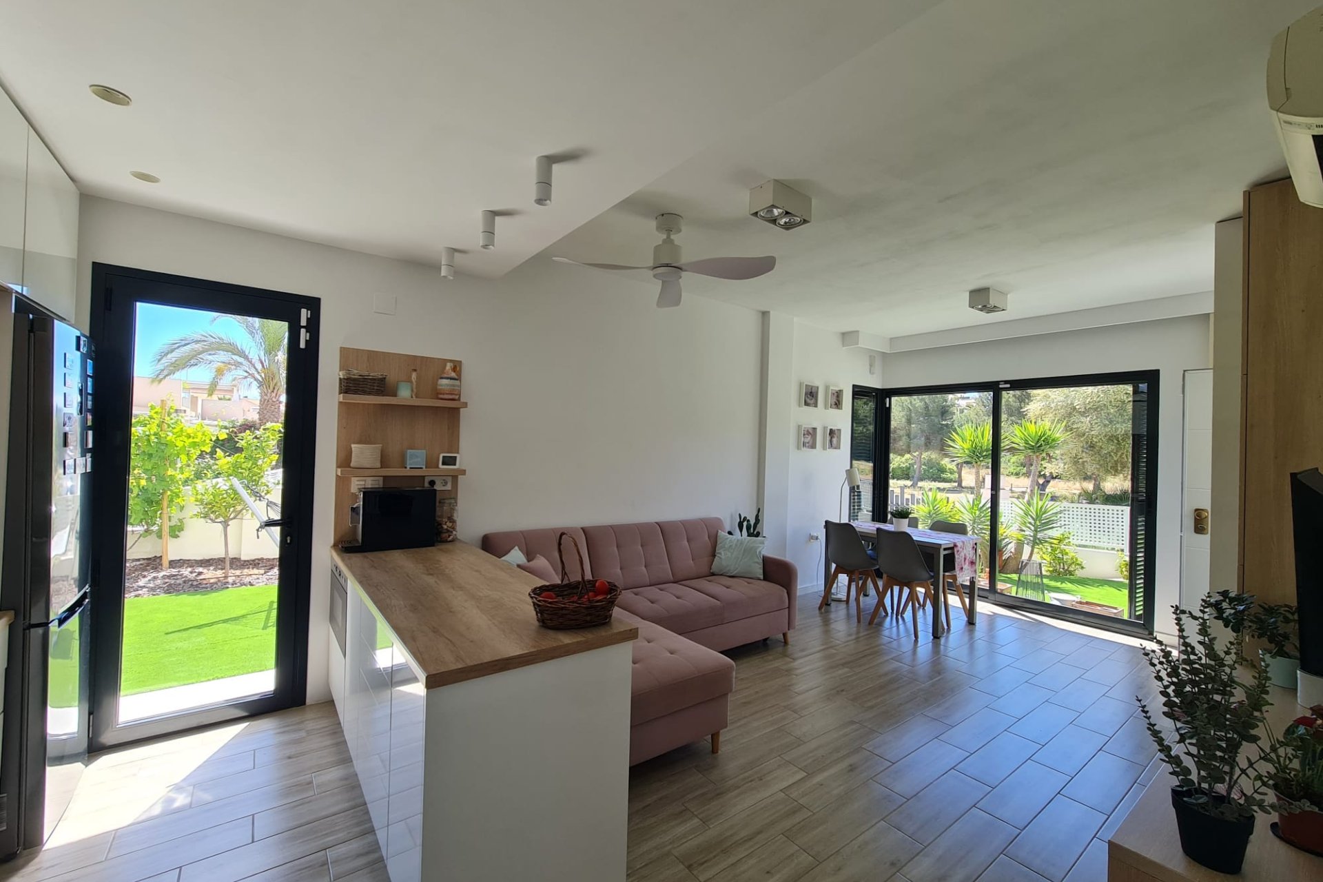 Resale - Villa * - Orihuela - La Zenia *