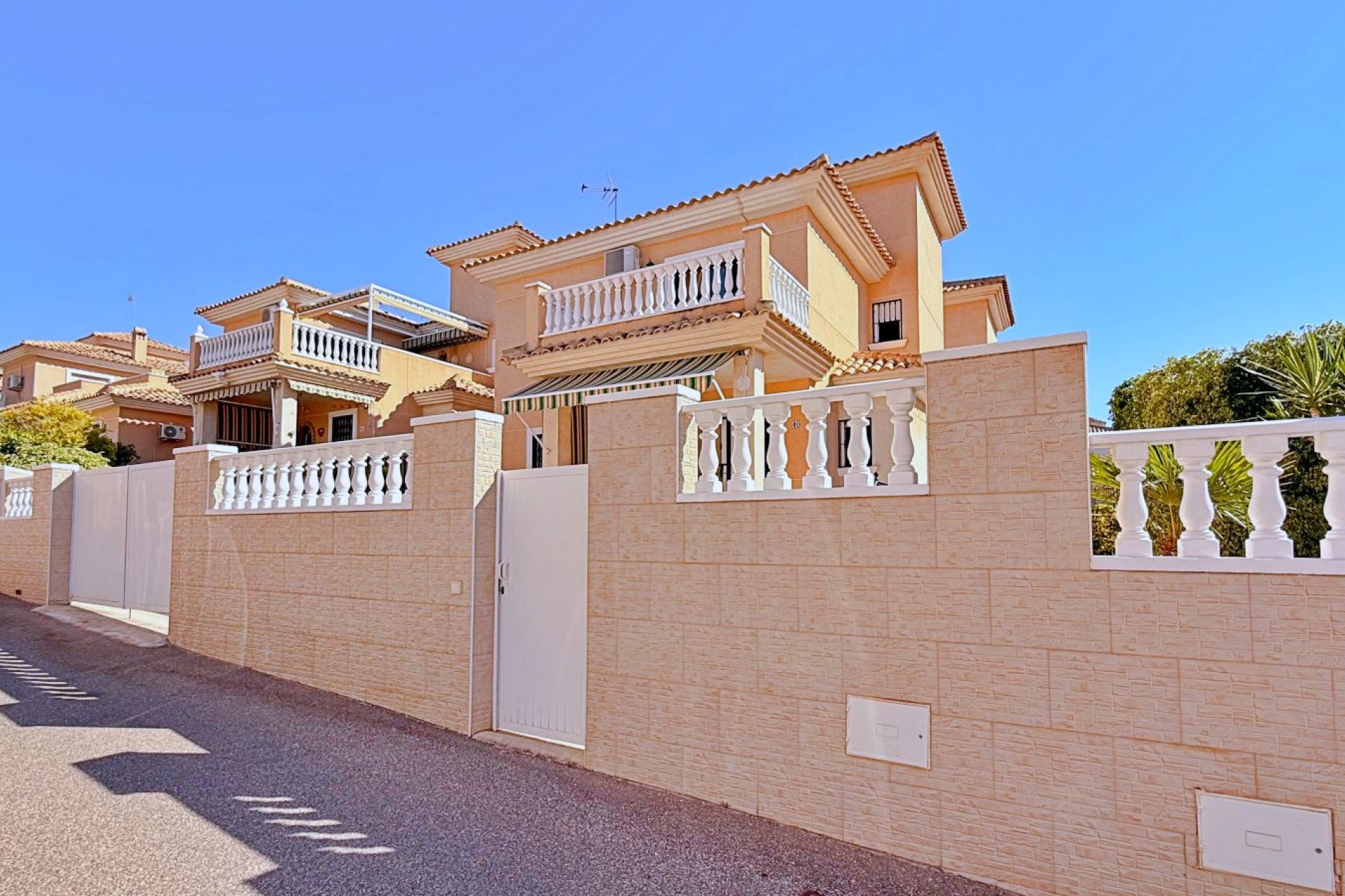 Resale - Villa * - Orihuela * - Orihuela Costa *