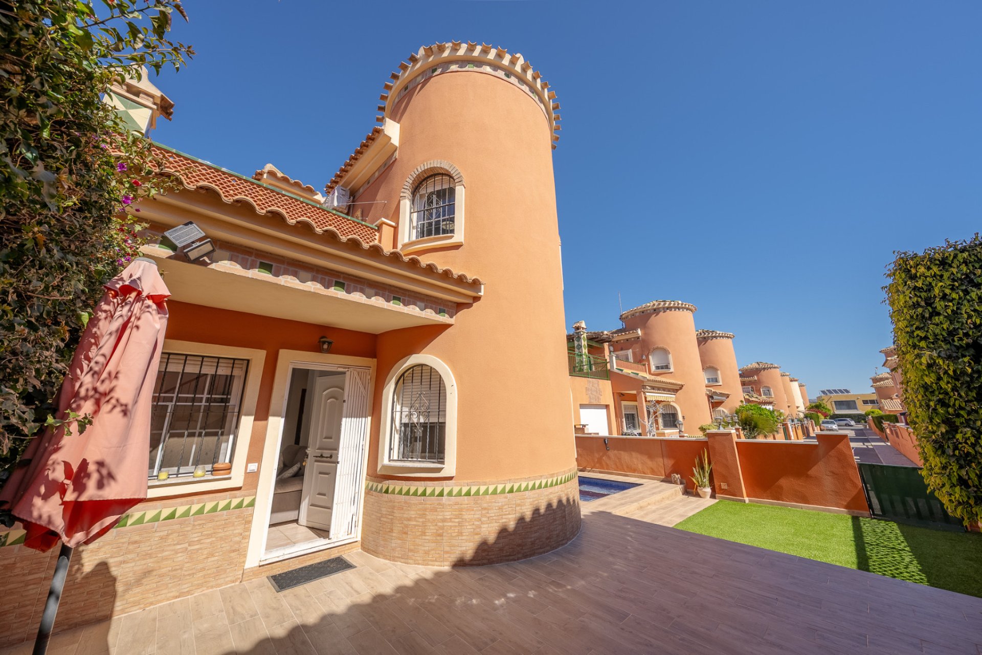Resale - Villa * - Playa Flamenca * - Sportcentre