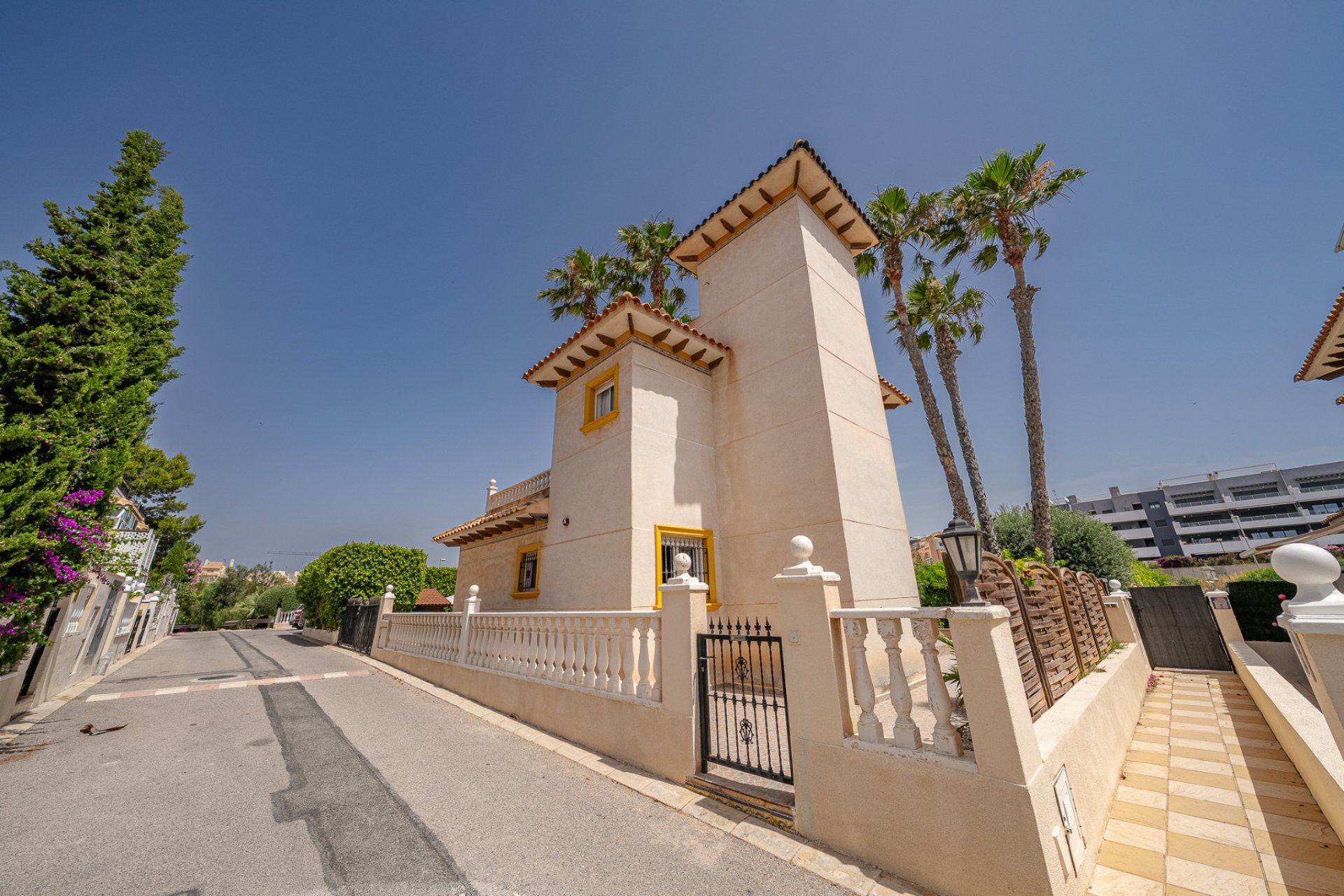 Resale - Villa * - Playa Flamenca *