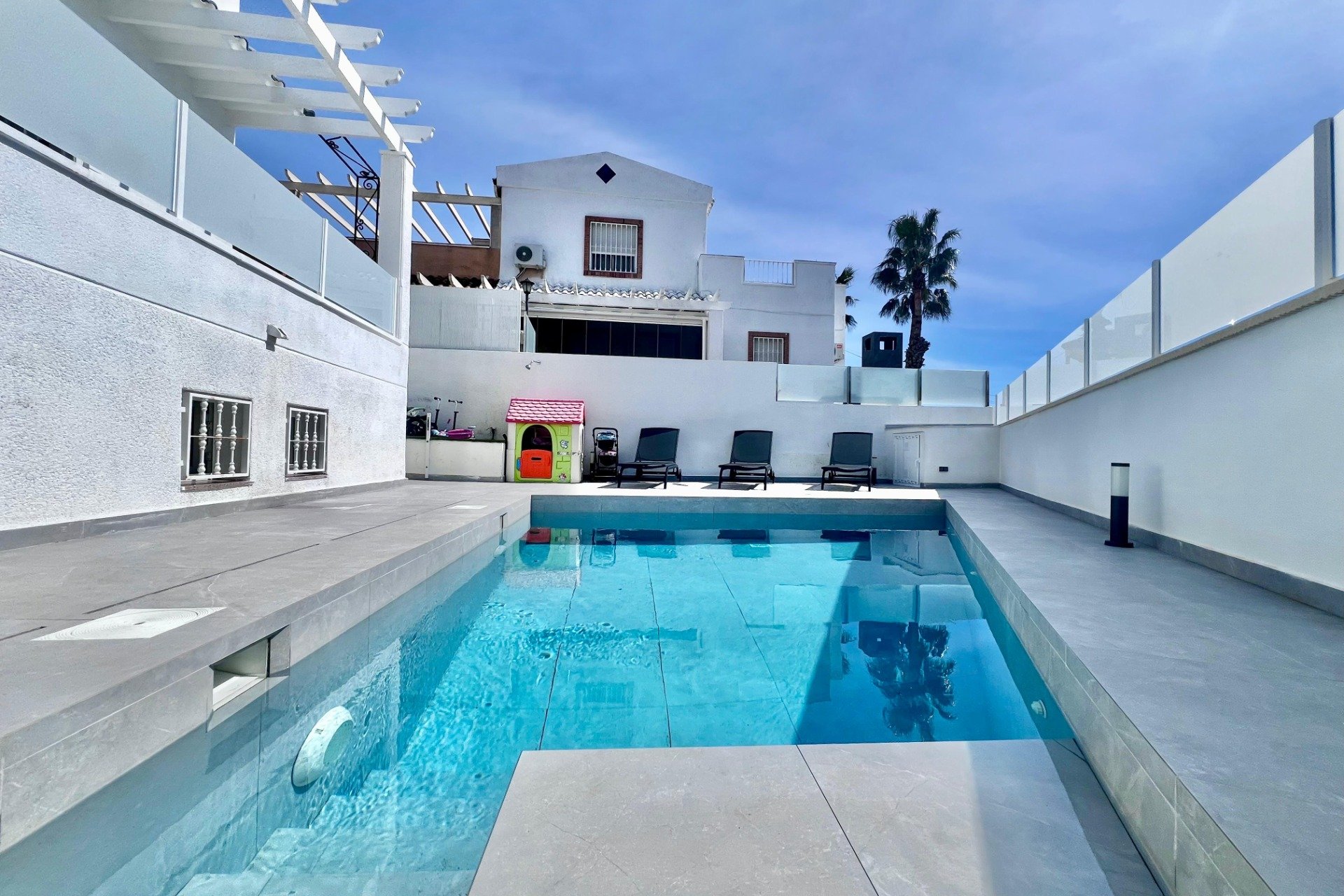 Resale - Villa * - San Miguel de Salinas * - Las Filipinas *