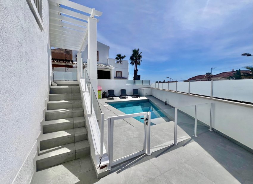 Resale - Villa * - San Miguel de Salinas * - Las Filipinas *