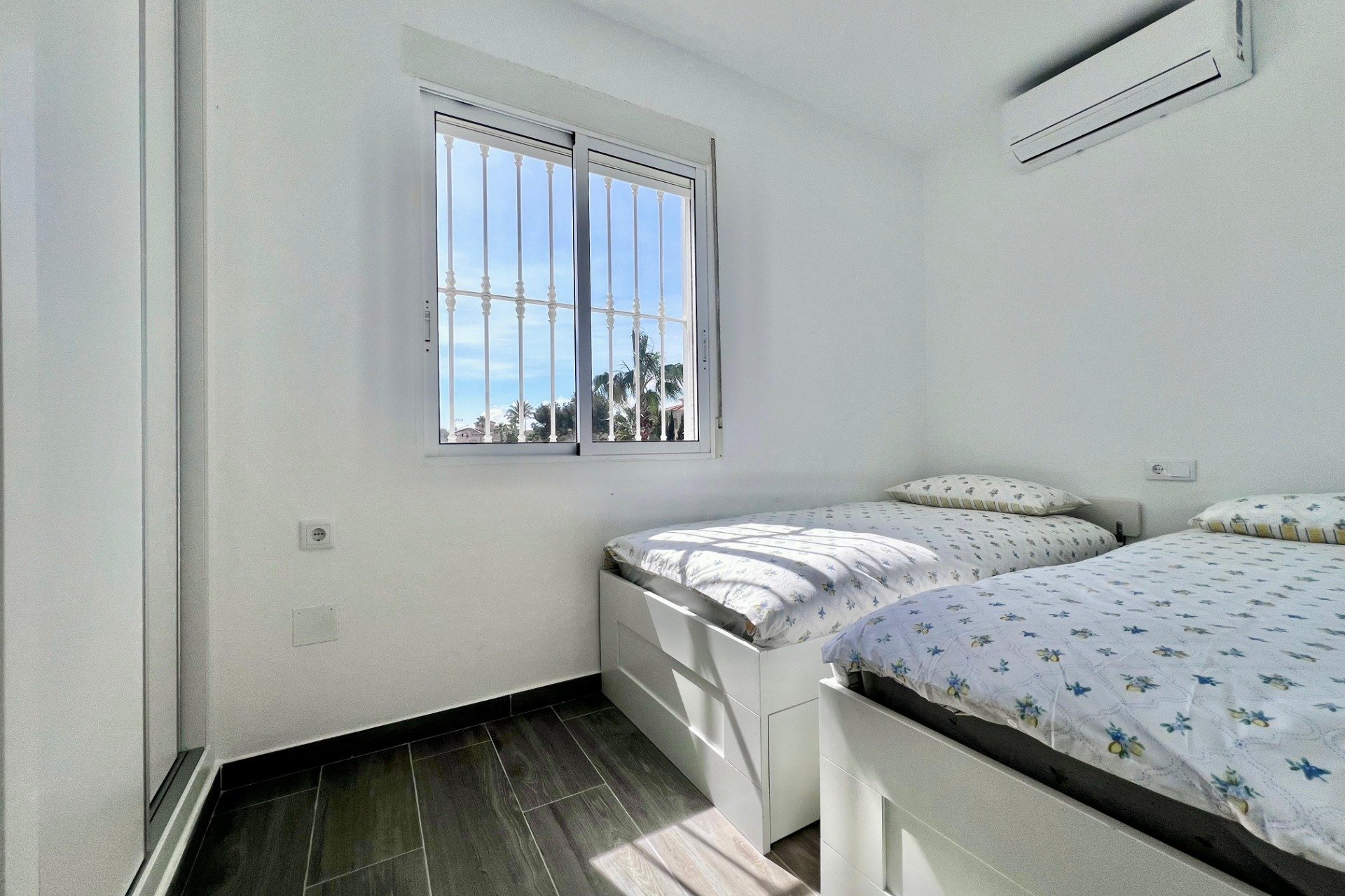 Resale - Villa * - San Miguel de Salinas * - Las Filipinas *