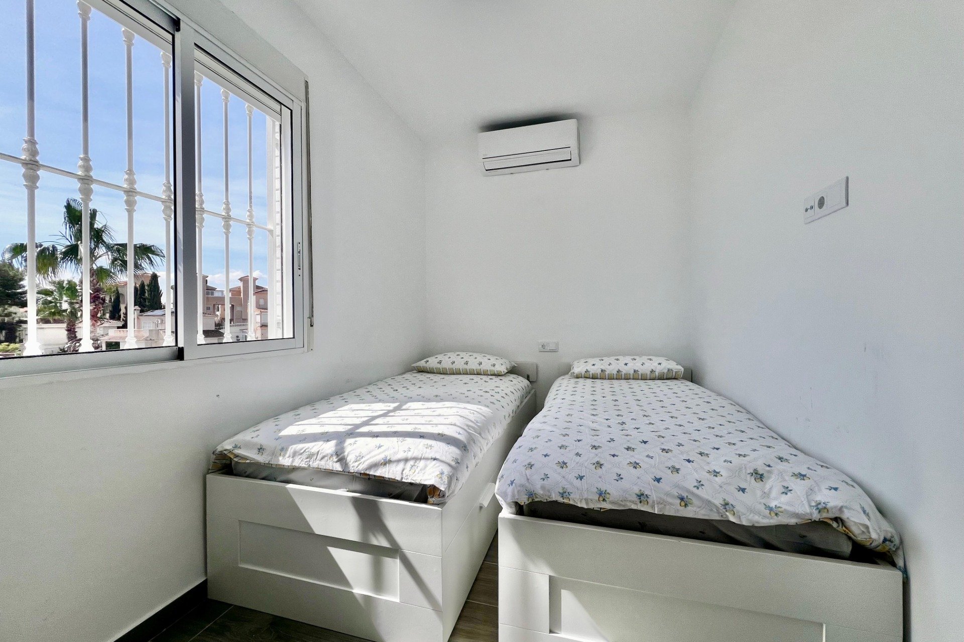 Resale - Villa * - San Miguel de Salinas * - Las Filipinas *