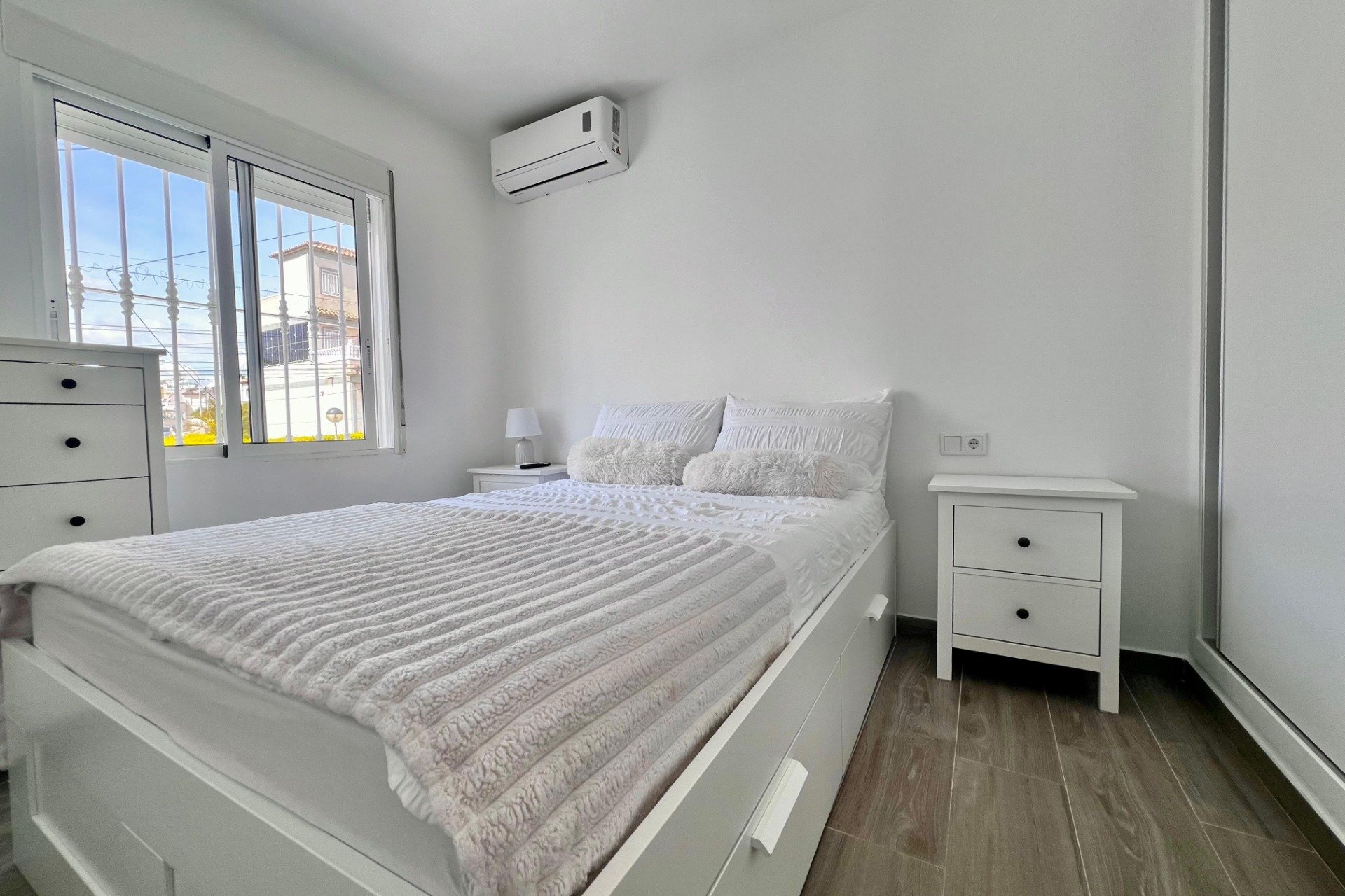 Resale - Villa * - San Miguel de Salinas * - Las Filipinas *