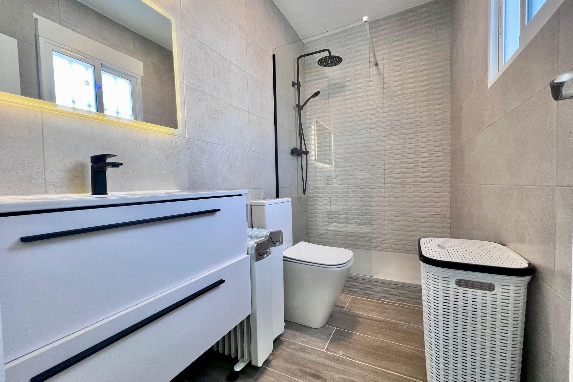 Resale - Villa * - San Miguel de Salinas * - Las Filipinas *