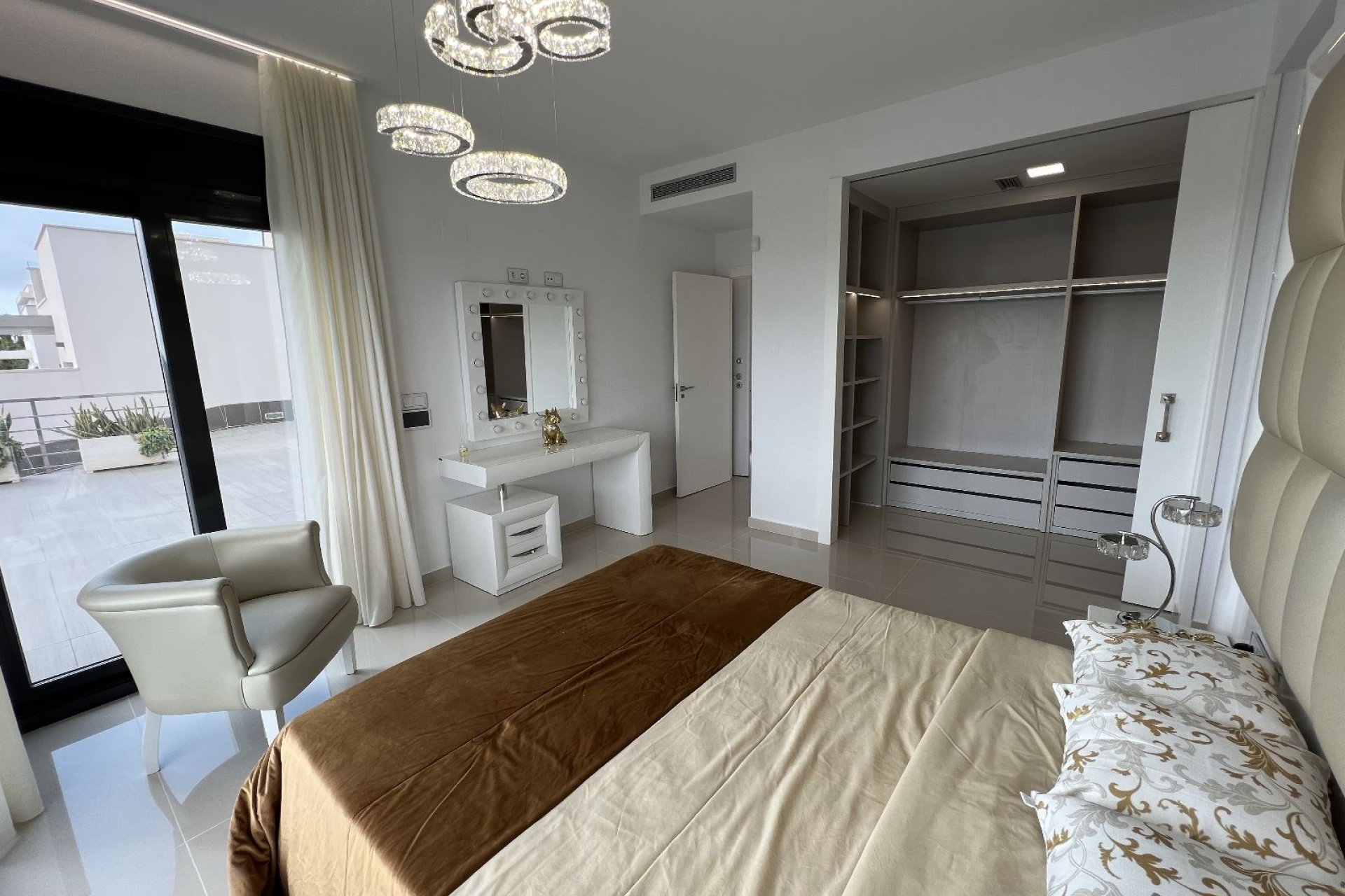 Resale - Villa * - San Miguel de Salinas *