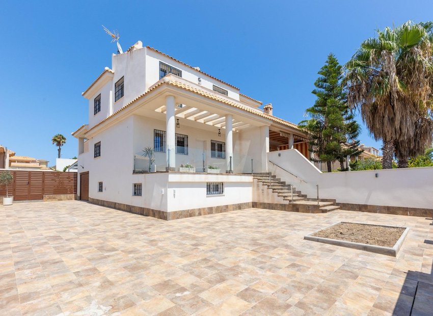 Resale - Villa * - Torrevieja - Aguas Nuevas *
