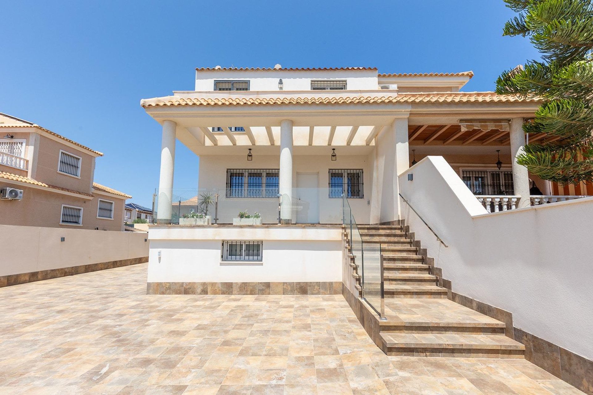 Resale - Villa * - Torrevieja - Aguas Nuevas *
