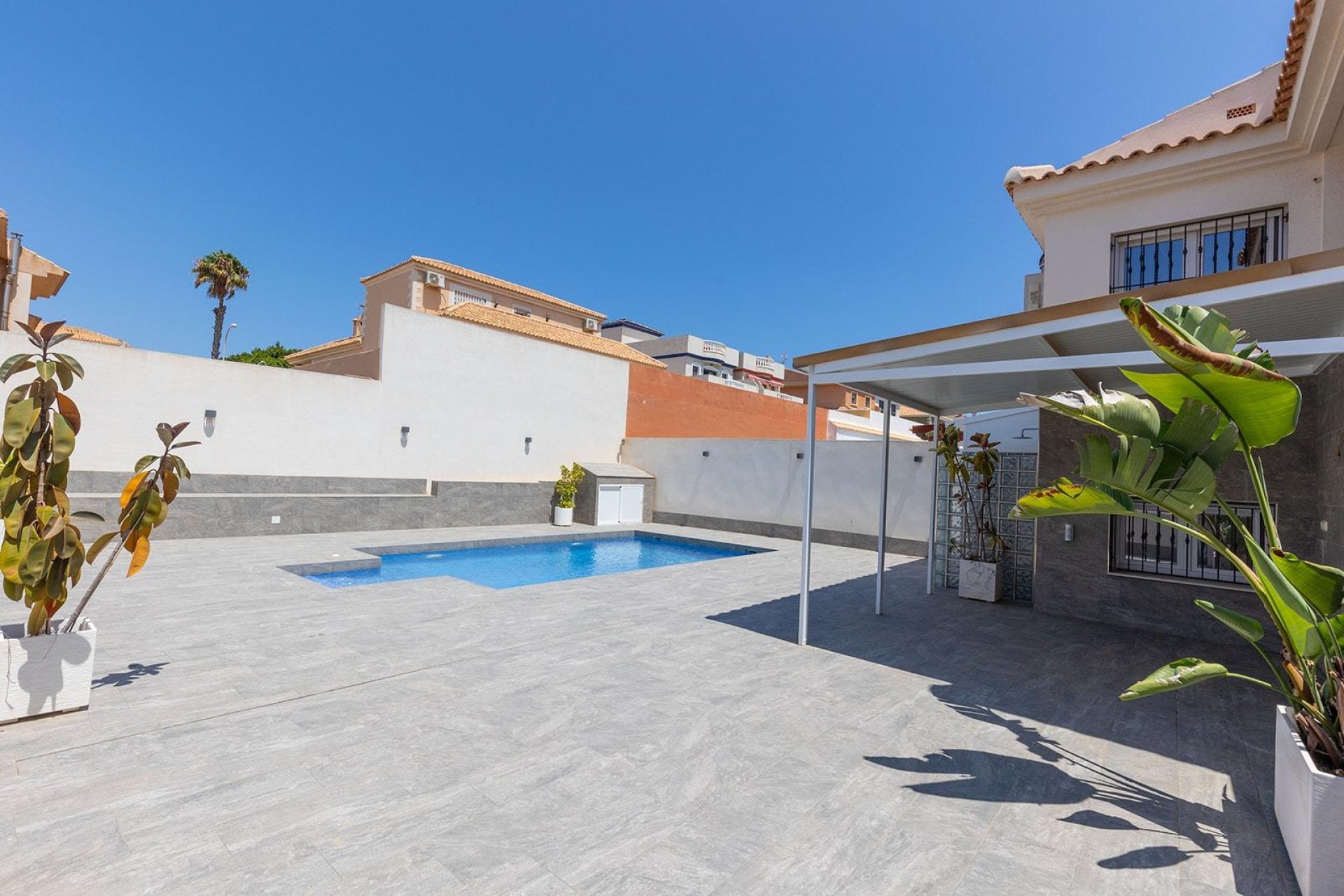 Resale - Villa * - Torrevieja - Aguas Nuevas *