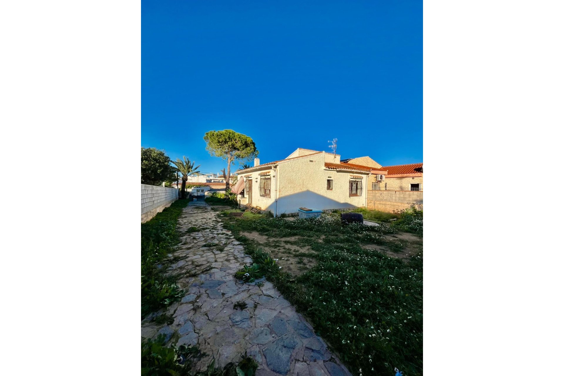 Resale - Villa * - Torrevieja * - Aguas Nuevas *