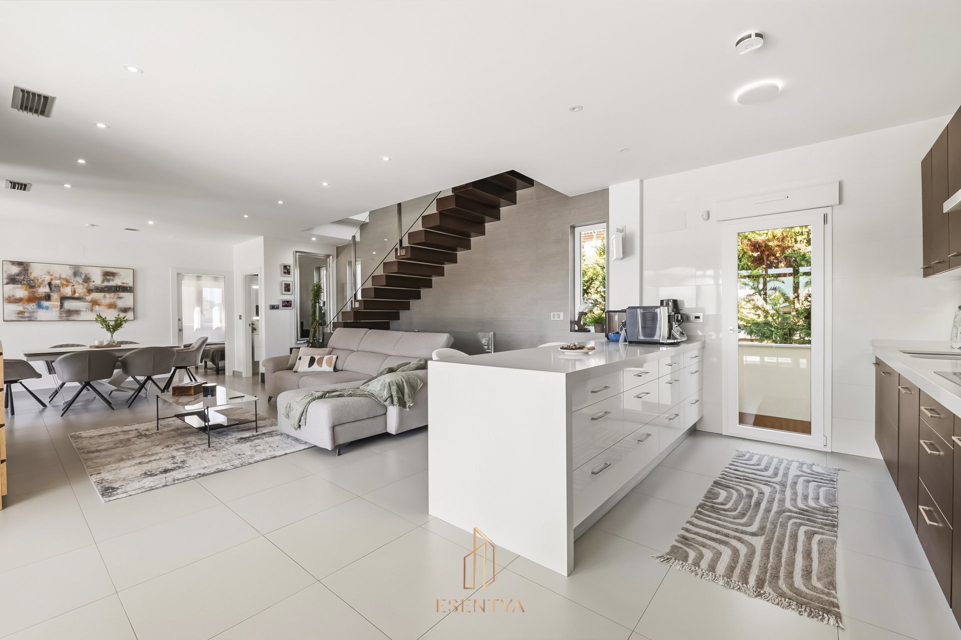 Resale - Villa * - Torrevieja * - Aguas Nuevas *
