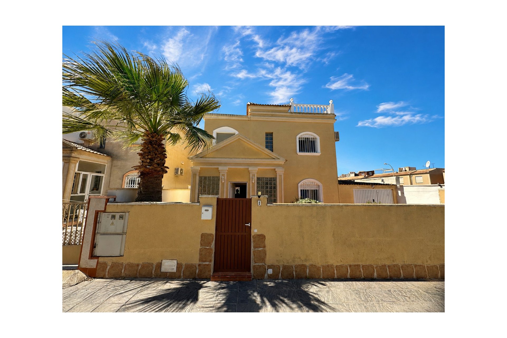 Resale - Villa * - Torrevieja * - Aguas Nuevas *
