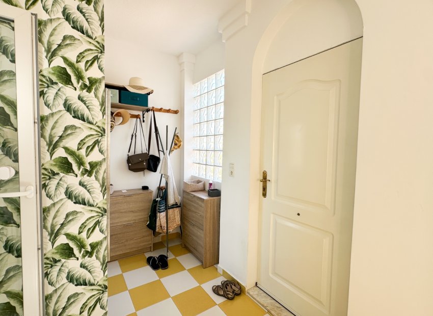 Resale - Villa * - Torrevieja * - Aguas Nuevas *