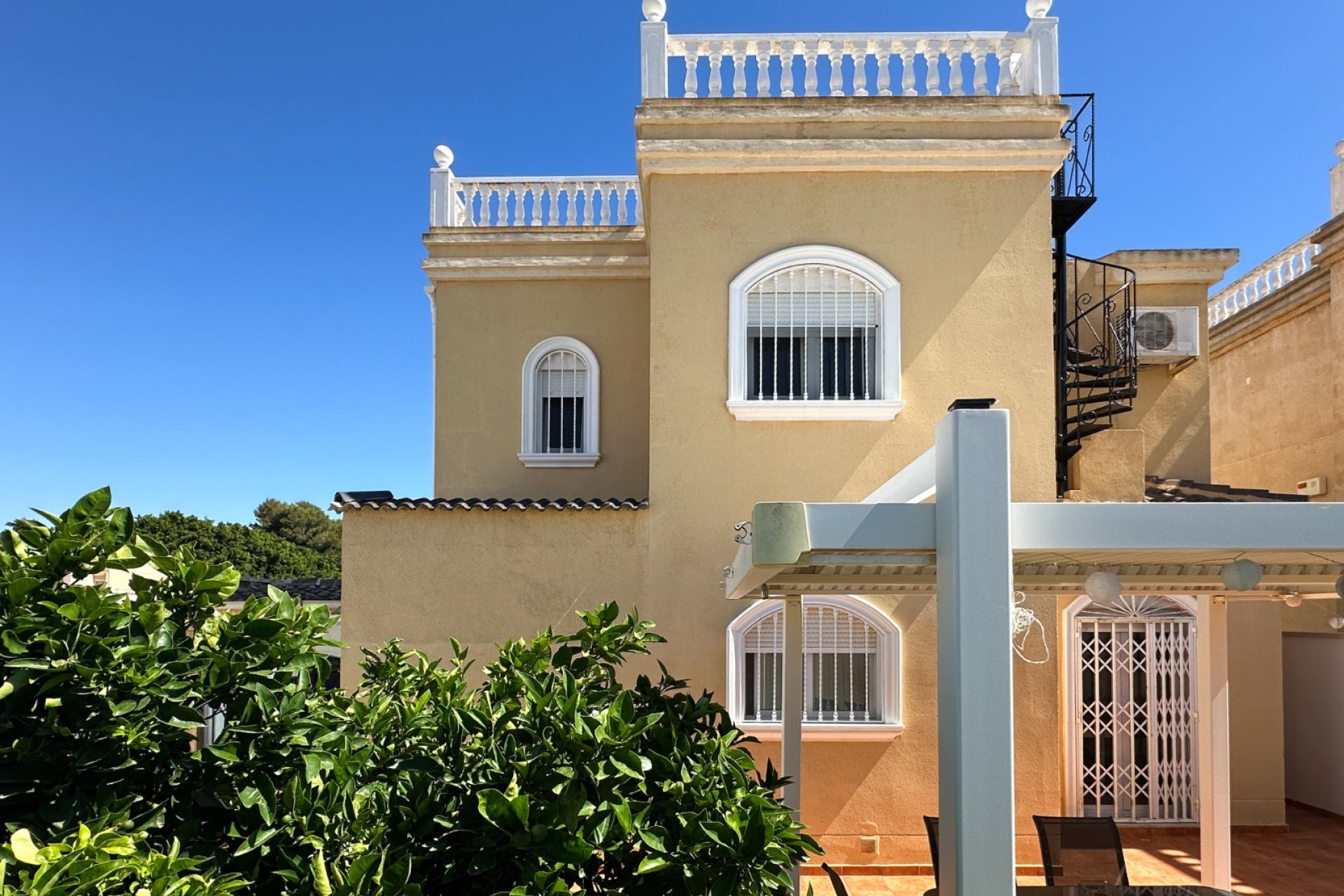 Resale - Villa * - Torrevieja * - Aguas Nuevas *