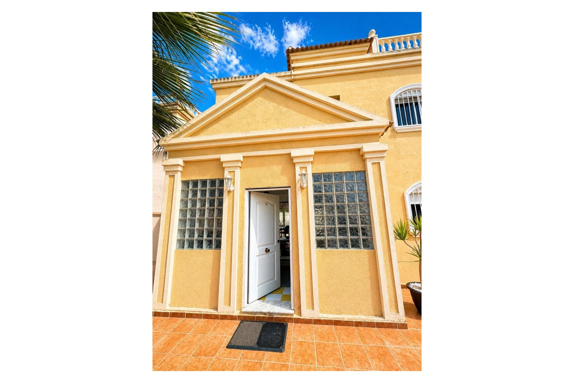Resale - Villa * - Torrevieja * - Aguas Nuevas *