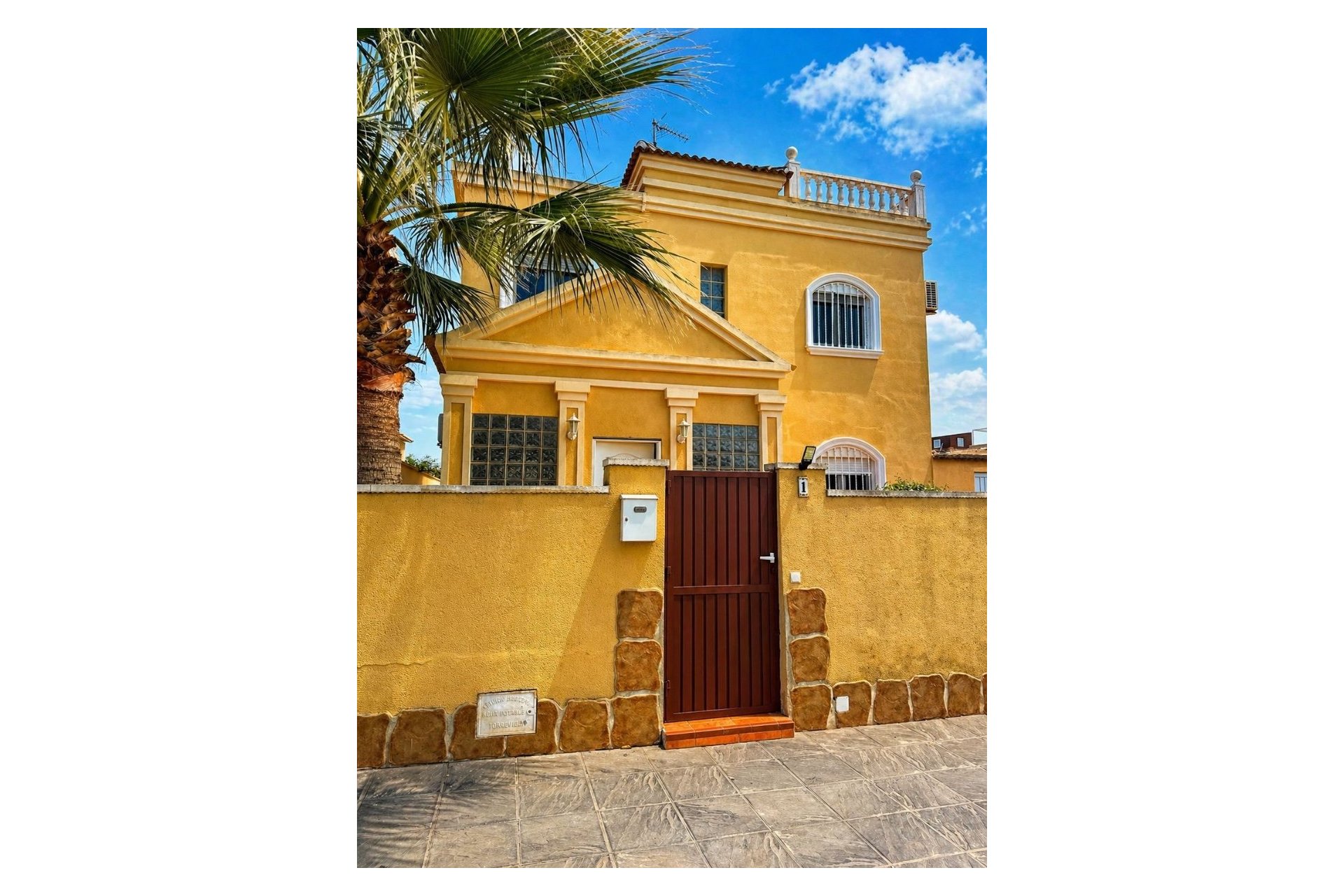 Resale - Villa * - Torrevieja * - Aguas Nuevas *