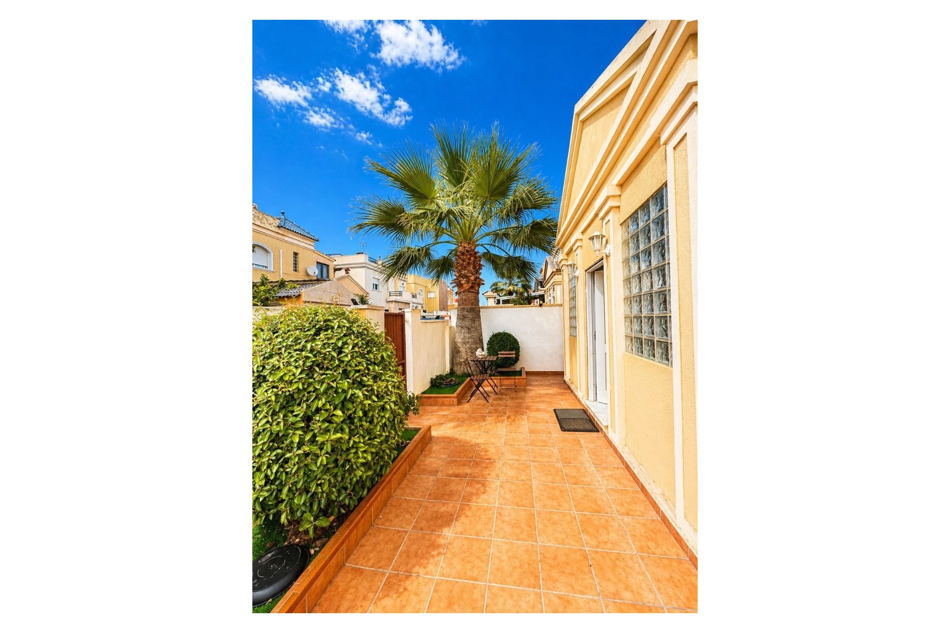Resale - Villa * - Torrevieja * - Aguas Nuevas *