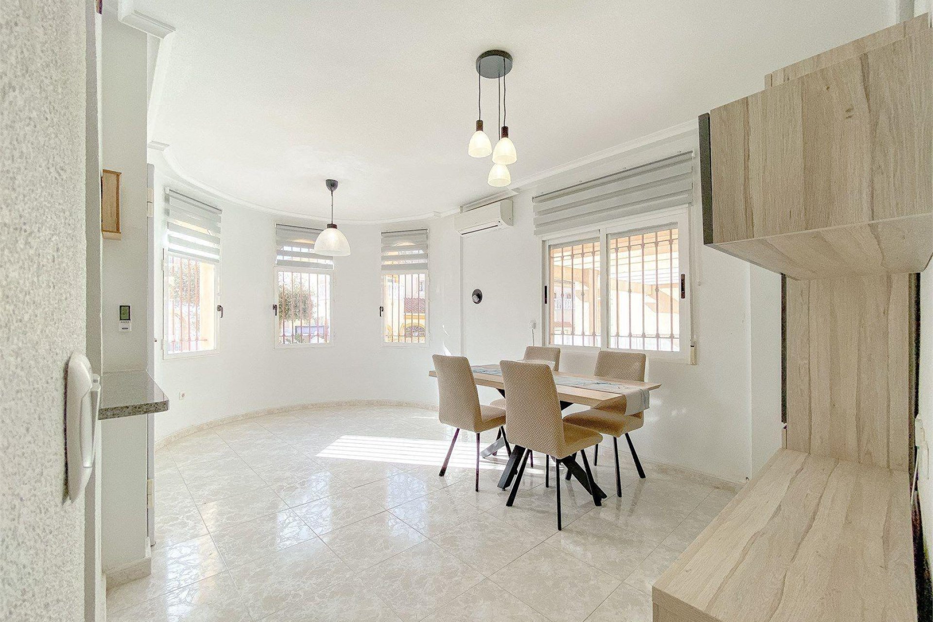 Resale - Villa * - Torrevieja * - Aguas Nuevas *