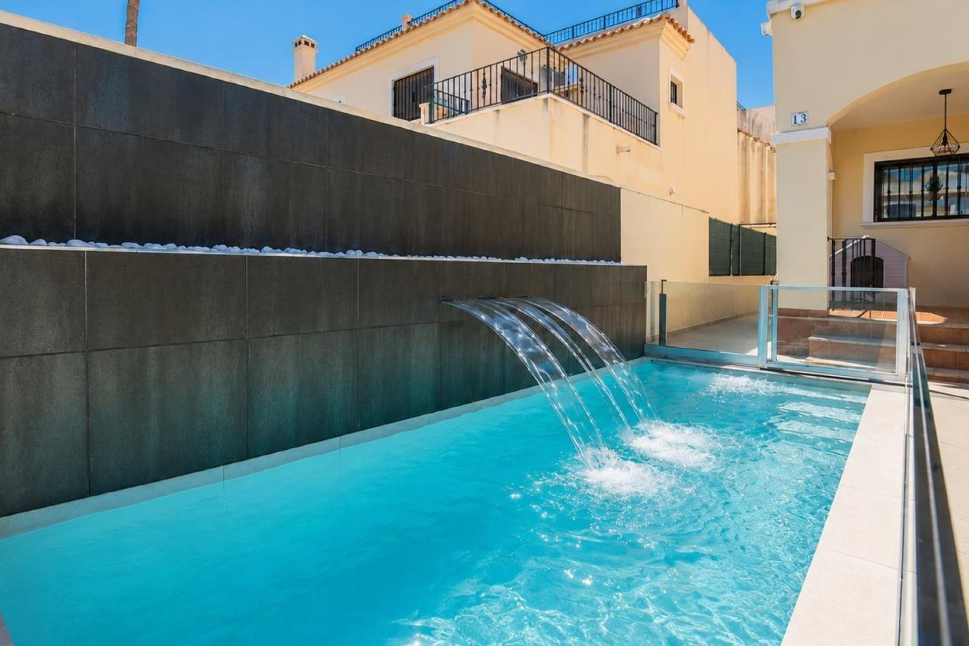 Resale - Villa * - Torrevieja * - Aguas Nuevas *
