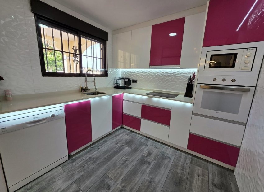 Resale - Villa * - Torrevieja * - Aguas Nuevas *