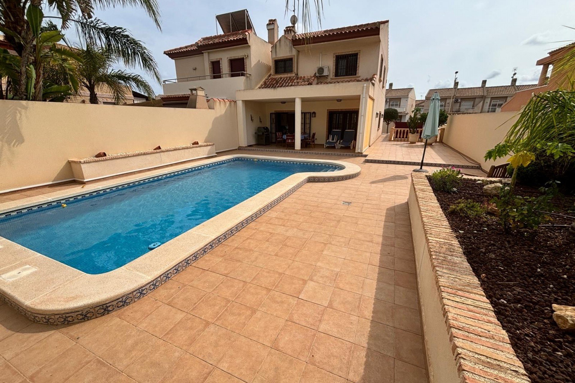 Resale - Villa - Torrevieja Centro - Torrevieja