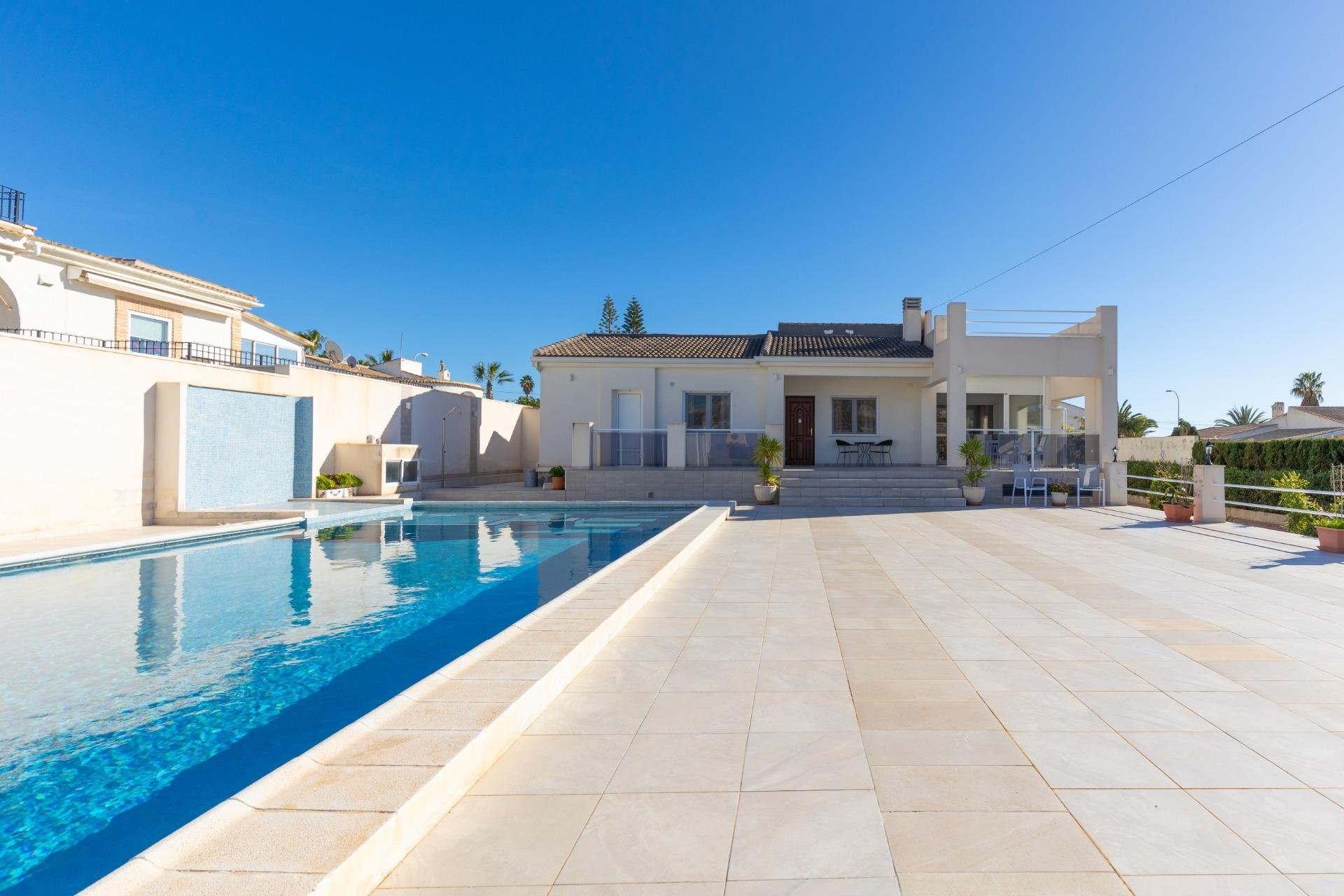 Resale - Villa - Torrevieja - El Chaparral