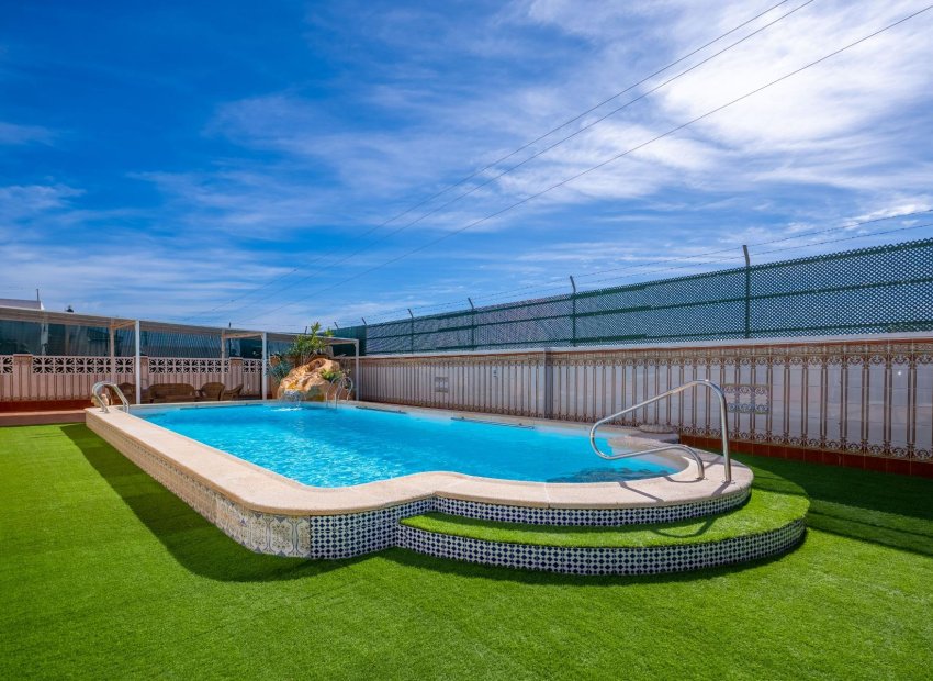 Resale - Villa * - Torrevieja - El chaparral *