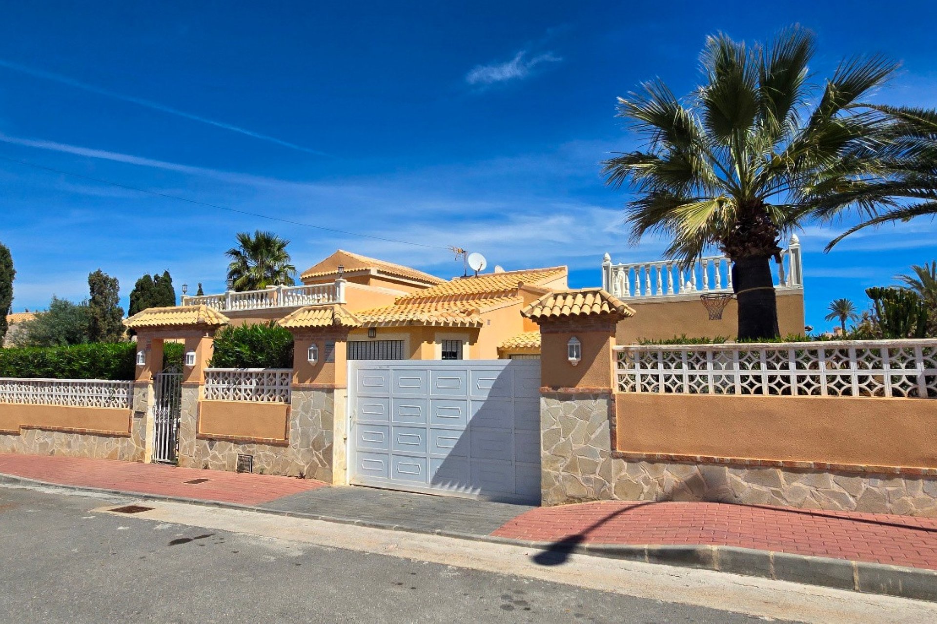 Resale - Villa * - Torrevieja - El chaparral *