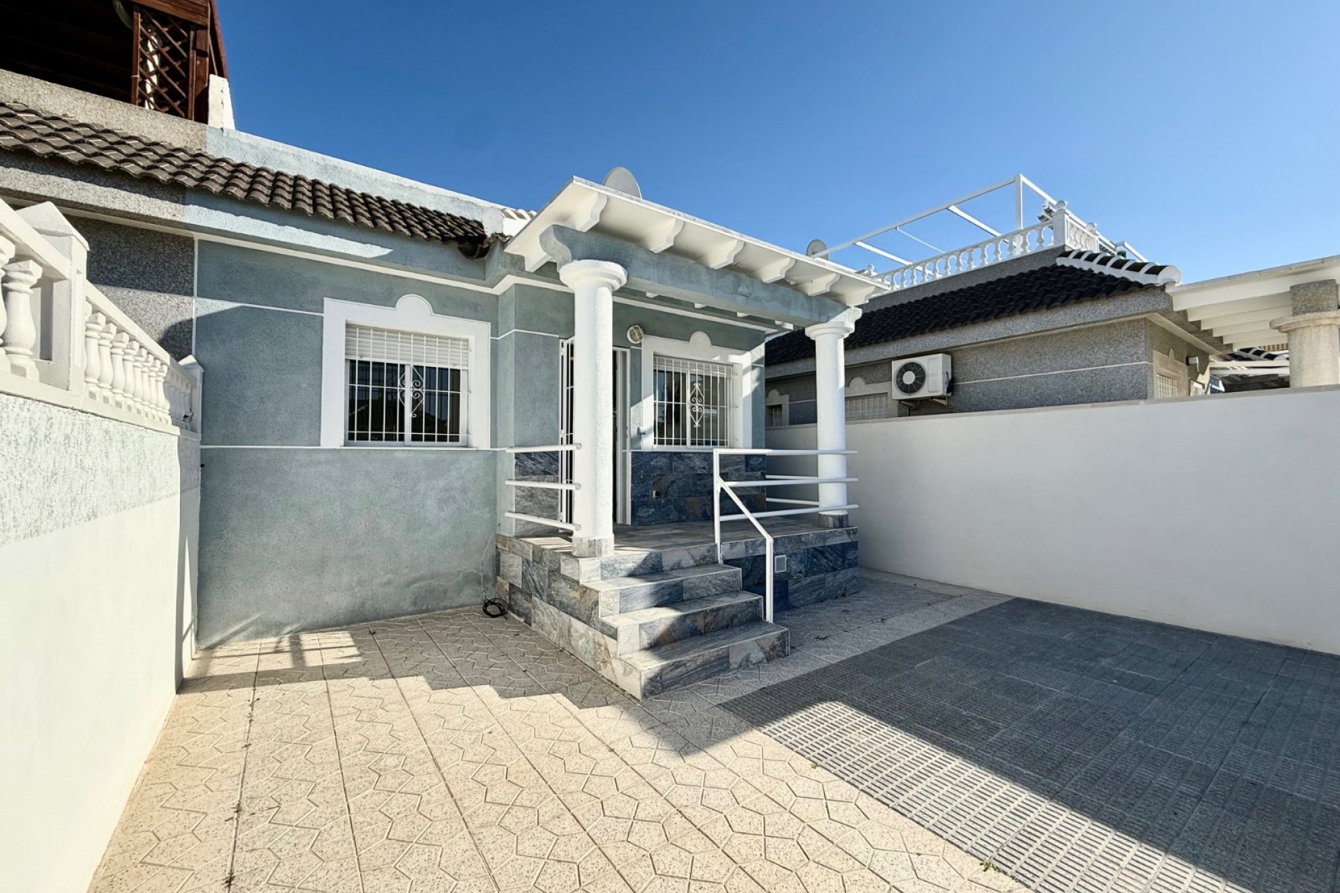 Resale - Villa * - Torrevieja * - El chaparral *