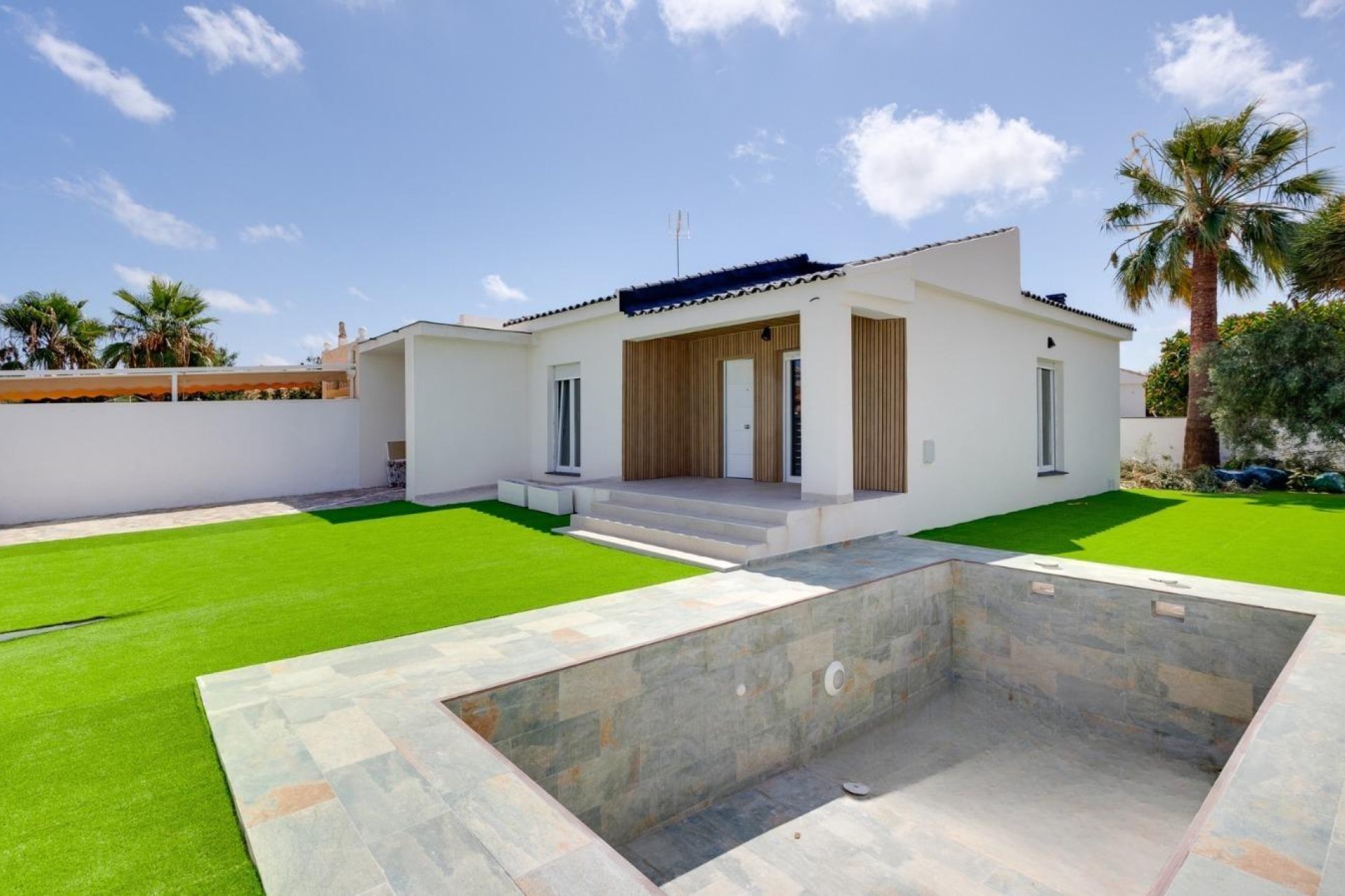 Resale - Villa * - Torrevieja * - El Limonar *