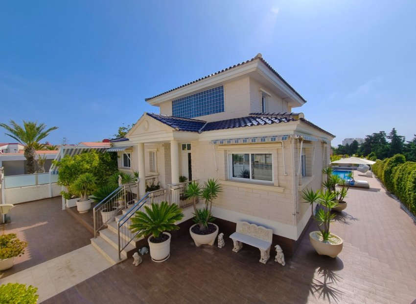 Resale - Villa * - Torrevieja - La Mata *