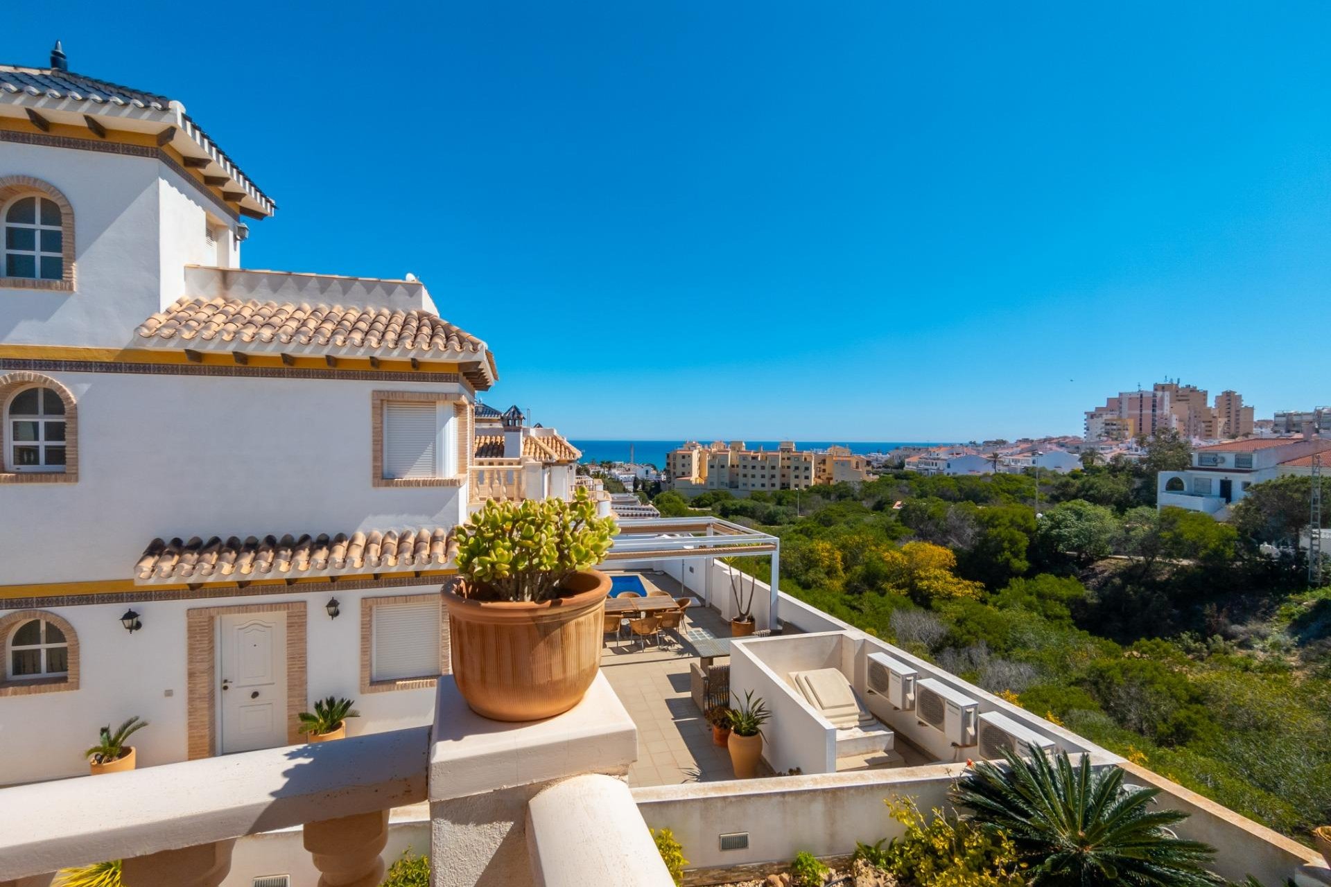 Resale - Villa * - Torrevieja - La Mata *