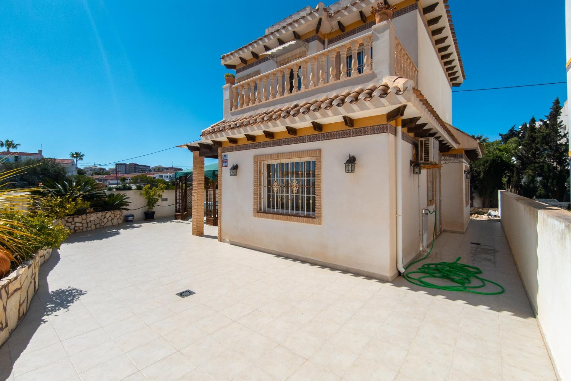 Resale - Villa * - Torrevieja - La Mata *