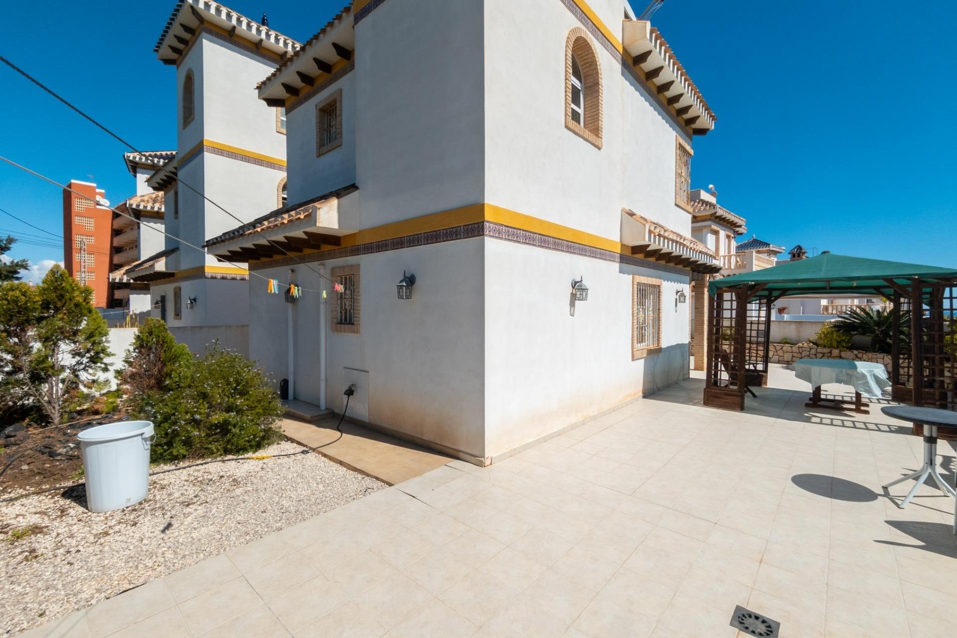 Resale - Villa * - Torrevieja - La Mata *
