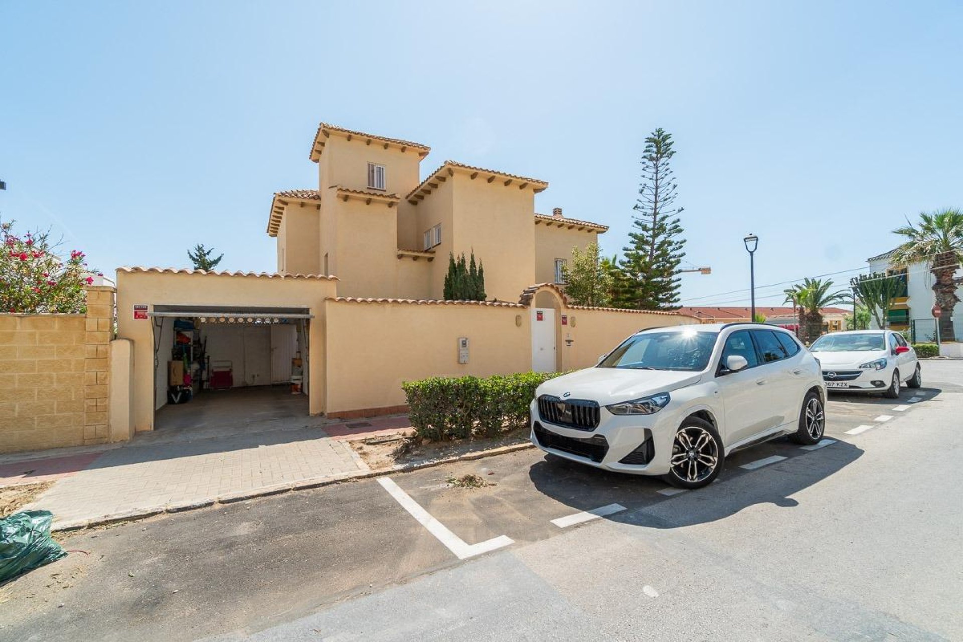 Resale - Villa * - Torrevieja * - La Mata *